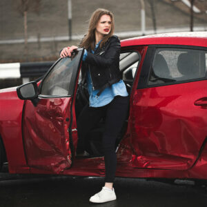 Frau mit Auto Totalschaden