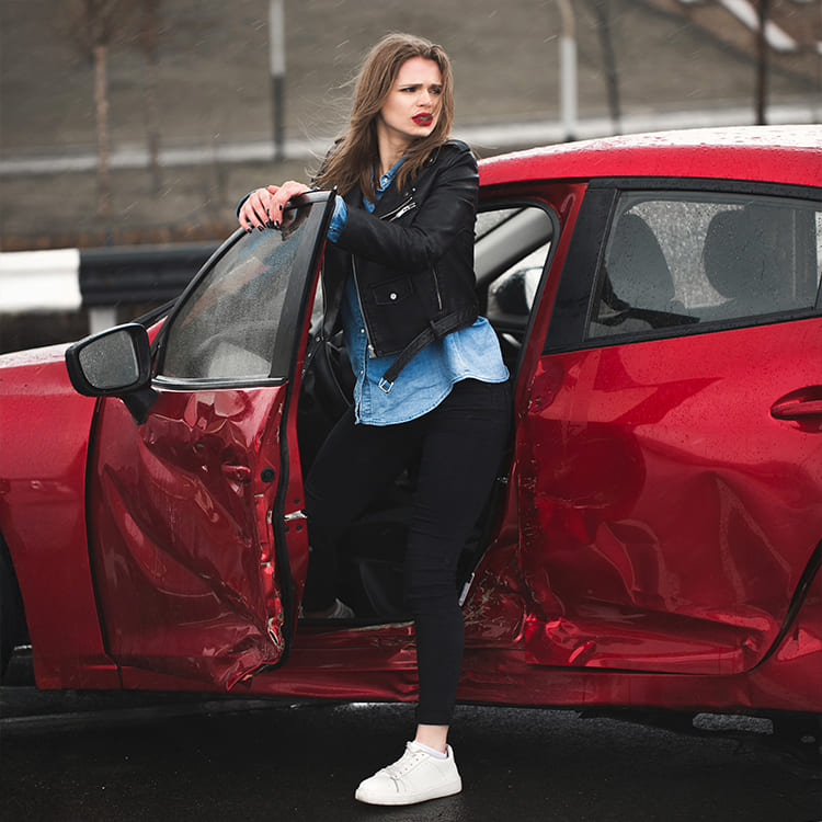 Frau mit Auto Totalschaden